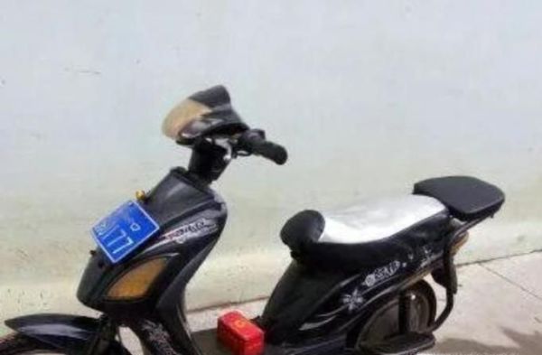 电动车的白底牌和绿底牌有什么差别