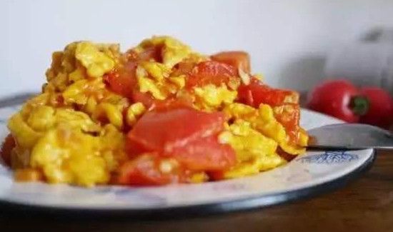 螃蟹和西红柿鸡蛋能一起吃吗