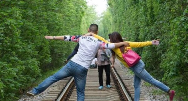 铁轨上玩酷拍的安全常识