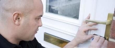 宿舍柜子锁怎么撬开