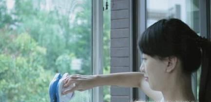 高层楼房怎样擦玻璃窗,擦玻璃窗工具哪种好用