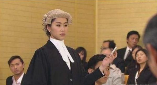 为什么TVB里的律师都戴假发