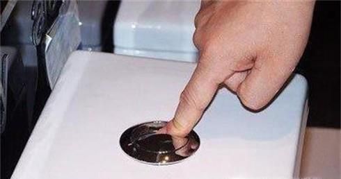 怎样用保鲜膜处理马桶堵塞？