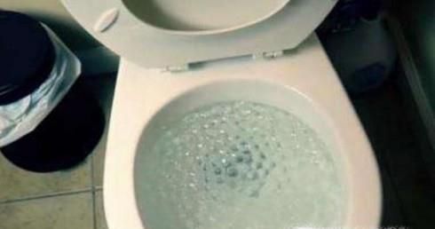 怎样用保鲜膜处理马桶堵塞？