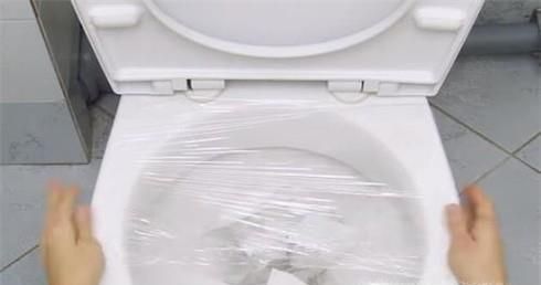 怎样用保鲜膜处理马桶堵塞？