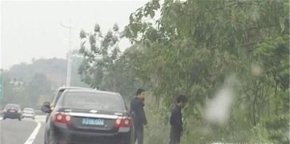 高速路上靠边停车撒尿违法吗