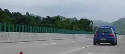 高速路上靠边停车撒尿违法吗