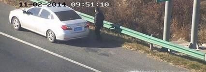 高速路上靠边停车撒尿违法吗