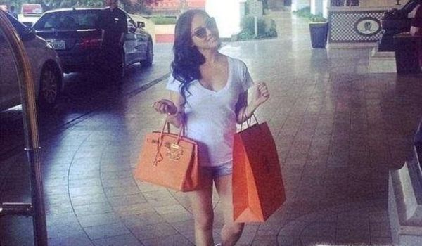 炫富女的拍照日常