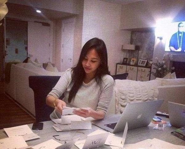 炫富女的拍照日常