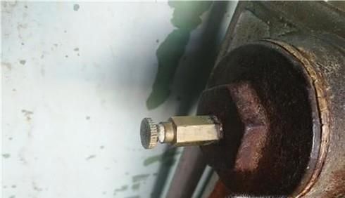 暖气不热如何放水