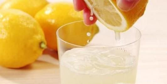 毛呢大衣平常怎么清洗？是否可以用水洗？