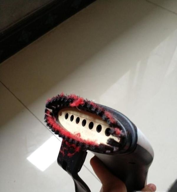 如何使用家用熨斗熨衣服？