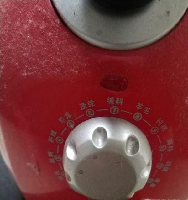 如何使用家用熨斗熨衣服？