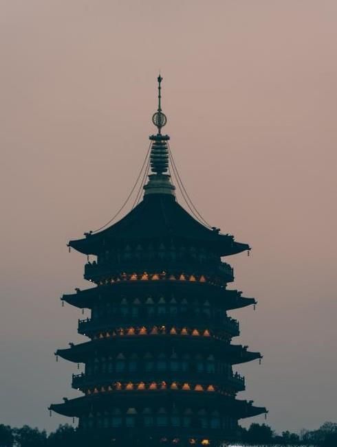 雷峰塔怎么倒的