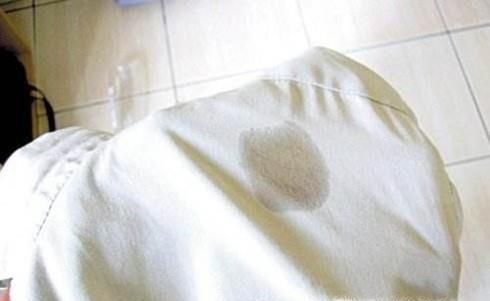 衣服被笔画脏了，如何清洗干净？