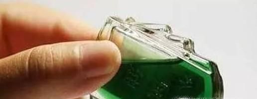 衣服被笔画脏了，如何清洗干净？