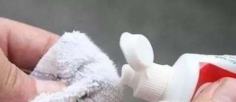 衣服被笔画脏了，如何清洗干净？