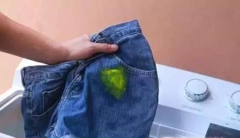 衣服被笔画脏了，如何清洗干净？