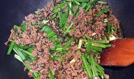 韭菜炒牛肉能炒在一起吃吗