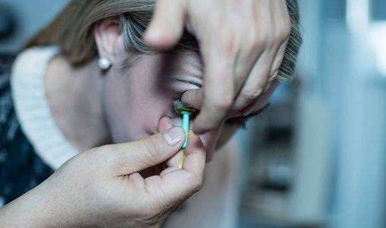 一摘隐形眼镜眼睛辣疼