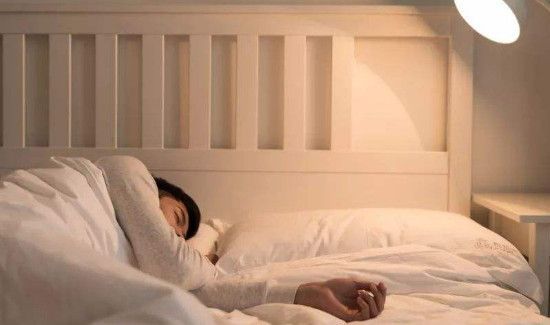 女人开灯睡觉的危害