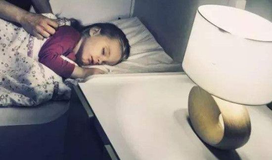 女人开灯睡觉的危害