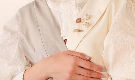 女士胸针戴在左边还是右边