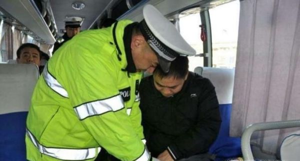 客车侧翻该怎样自救