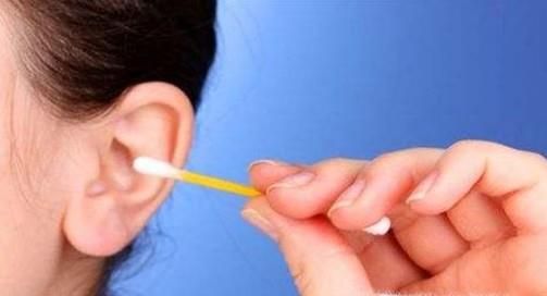 耳朵里进水了如何解决？