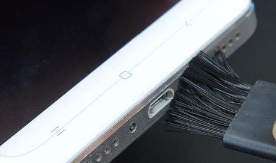 手机缝隙有灰怎么办