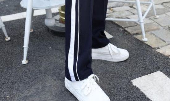 怎样用皮筋改校服裤子