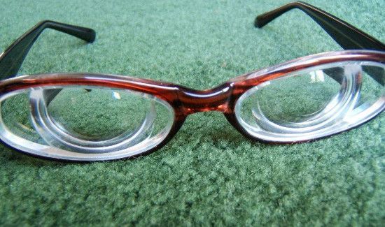 新配的眼镜戴着眼睛累