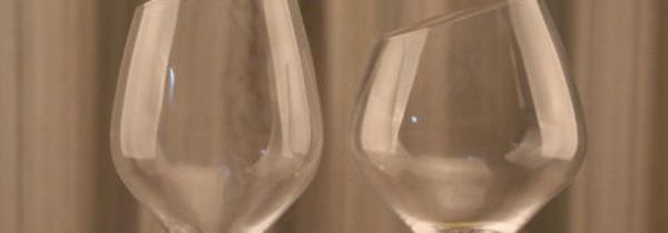 斜口红酒杯喝哪一边