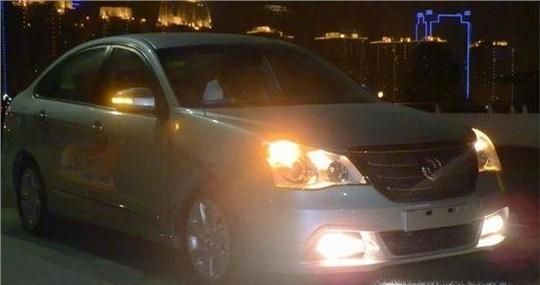 开车遇到严重浓雾天气应该怎么办？