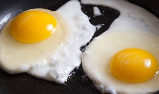 鸡蛋粘锅底是什么原因