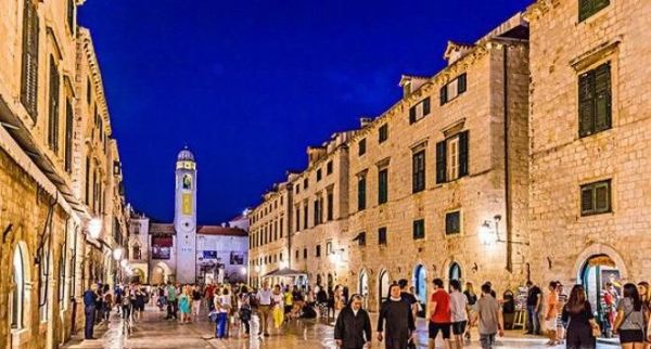 走夜路时应该注意哪些事情？