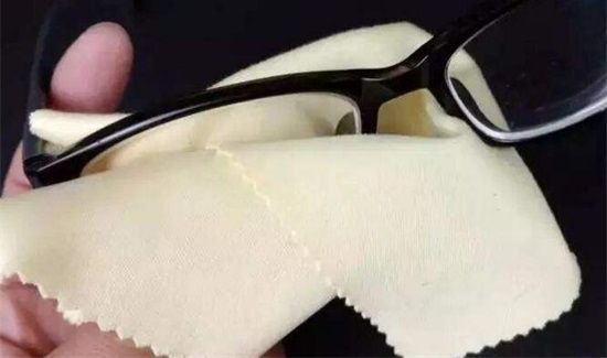 擦眼镜用布还是纸巾
