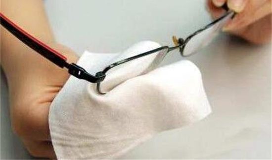 擦眼镜用布还是纸巾