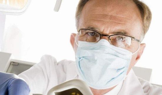 医生带口罩眼镜不起雾