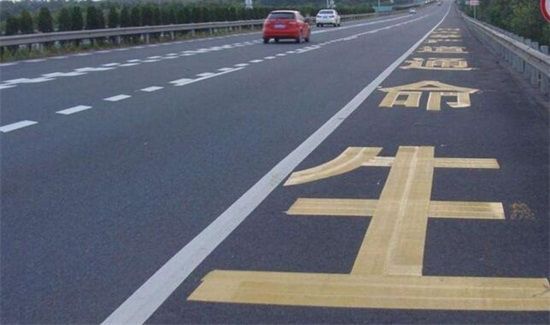 为什么有的汽车跑高速方向盘那么稳