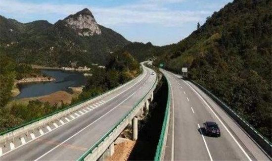 车跑高速方向盘要打多点才有反应