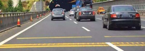 车跑高速感觉方向盘往右偏怎么办