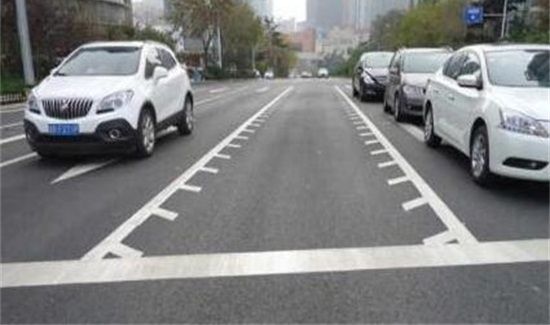 高速锯齿线能变道吗
