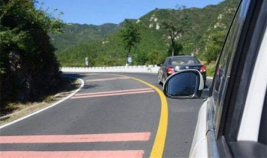 夜间在高速上可以开远光灯吗