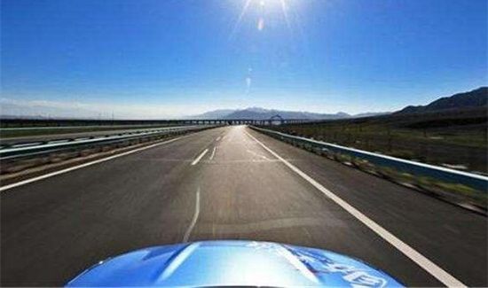 夜间在高速上可以开远光灯吗