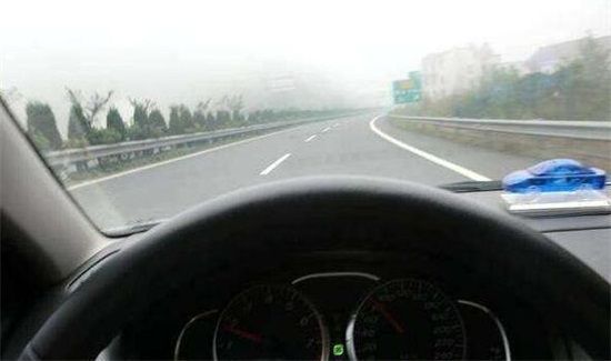 高速上可以开车窗吗