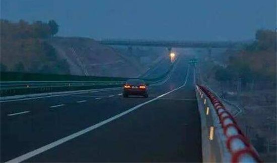 高速上为什么没有路灯