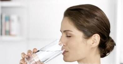 开空凋的时候为什么要在房间里放一盆水