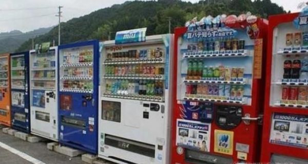 为什么日本喜欢把东西都装进自动售货机卖？